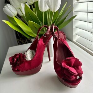 High heels burgundy like new